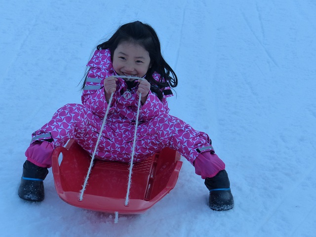 雪遊び　女の子