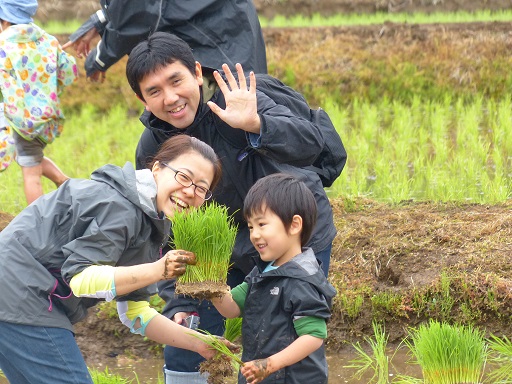 みんなで田植え