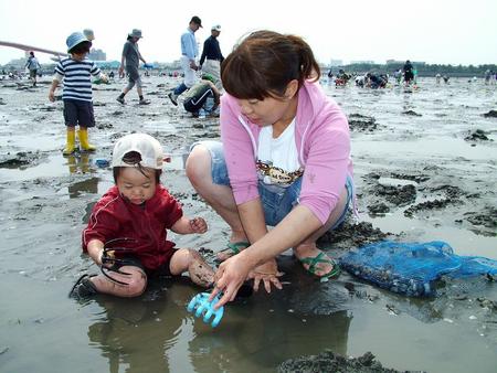 親子で潮干狩り